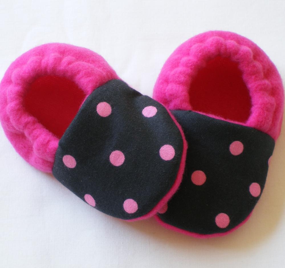 Black With Pink Dots Fleece Baby Booties