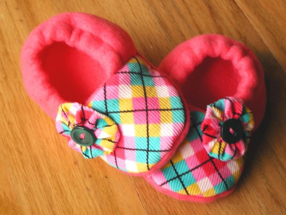 Pink Argyle With Button Flowers Fleece Baby Booties